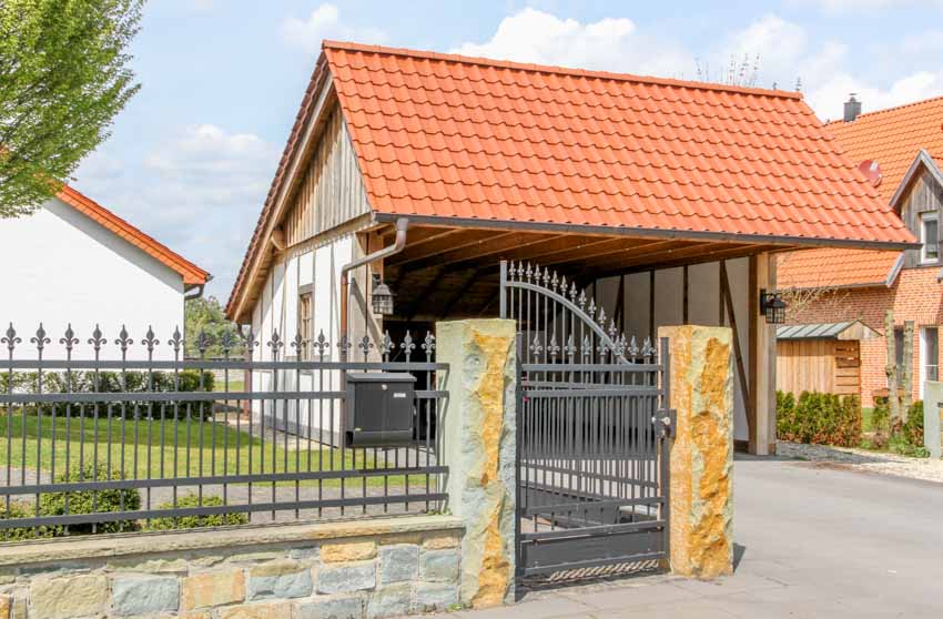 Carport und Hauseingang, Ostenland