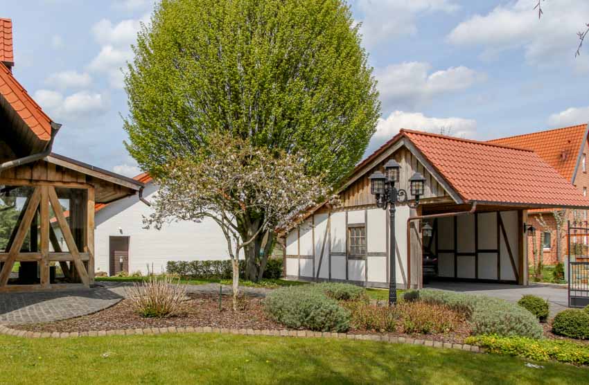 Carport und Hauseingang, Ostenland